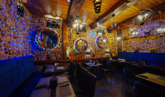 Зал ресторана с элементами декора в виде бочек на стене